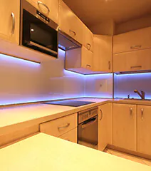 Küche wir mit LED-Streifen beleuchtet