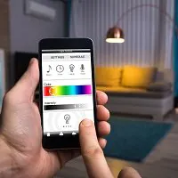 Smartphone wird von einer Handgesteuert