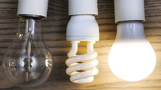 LED, Glühbirne und Energiesparlampe nebeneinander