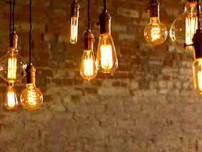 E14 LED-Lampen mit sichtbaren Filamenten hängen von der Decke